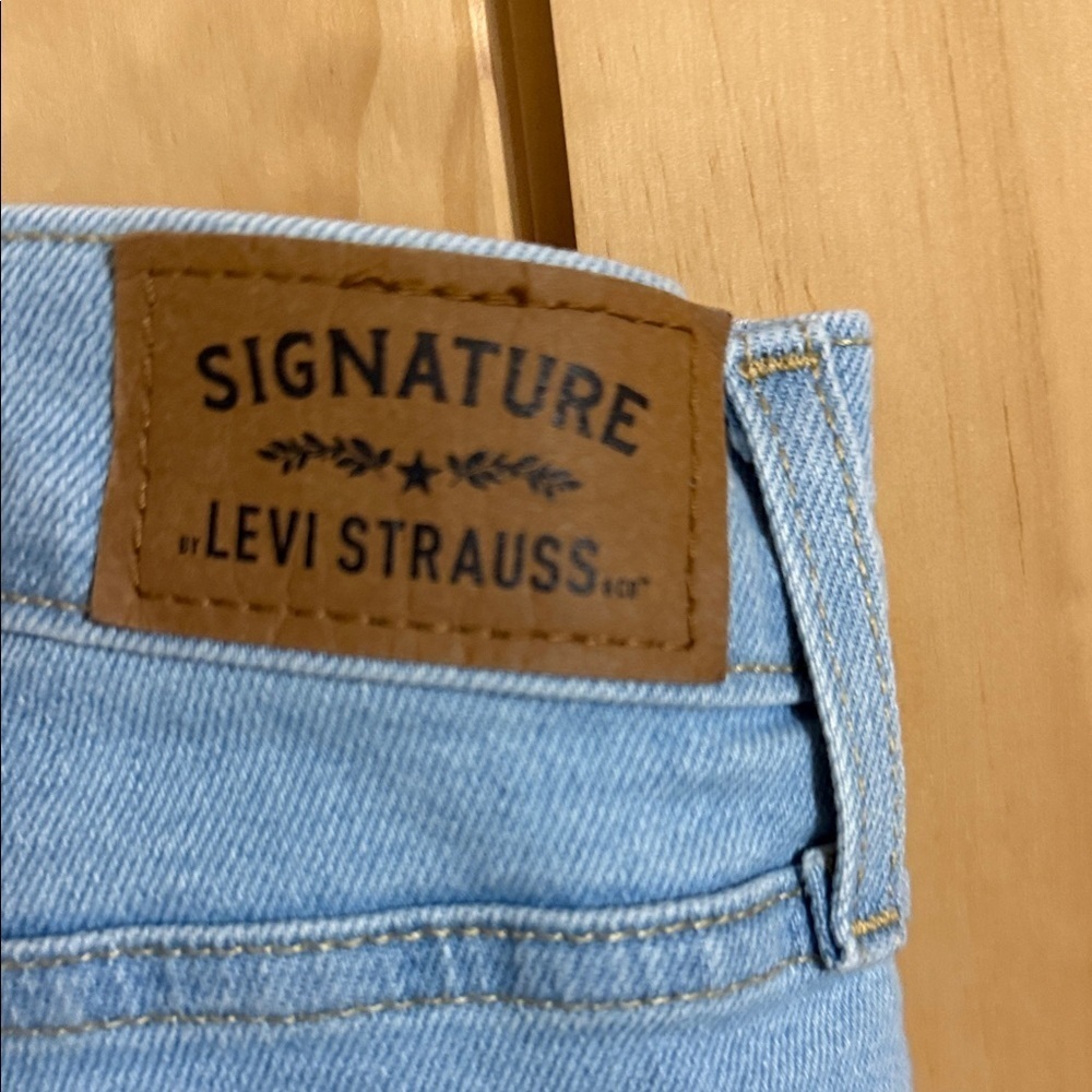 Signature Levi Strauss Light Blue Denim Jeans - Picture 5 of 7